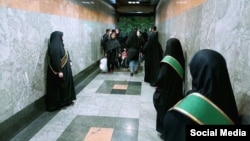 Tehran metrosunda "hicab keşikçiləri"