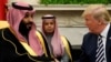 ABŞ prezidenti Donald Tramp Səudiyyə Ərəbistanının vəliəhd şahzadəsi Məhəmməd bin Salman ilə Ağ evdəki Oval kabinetdə əl sıxır. 2018